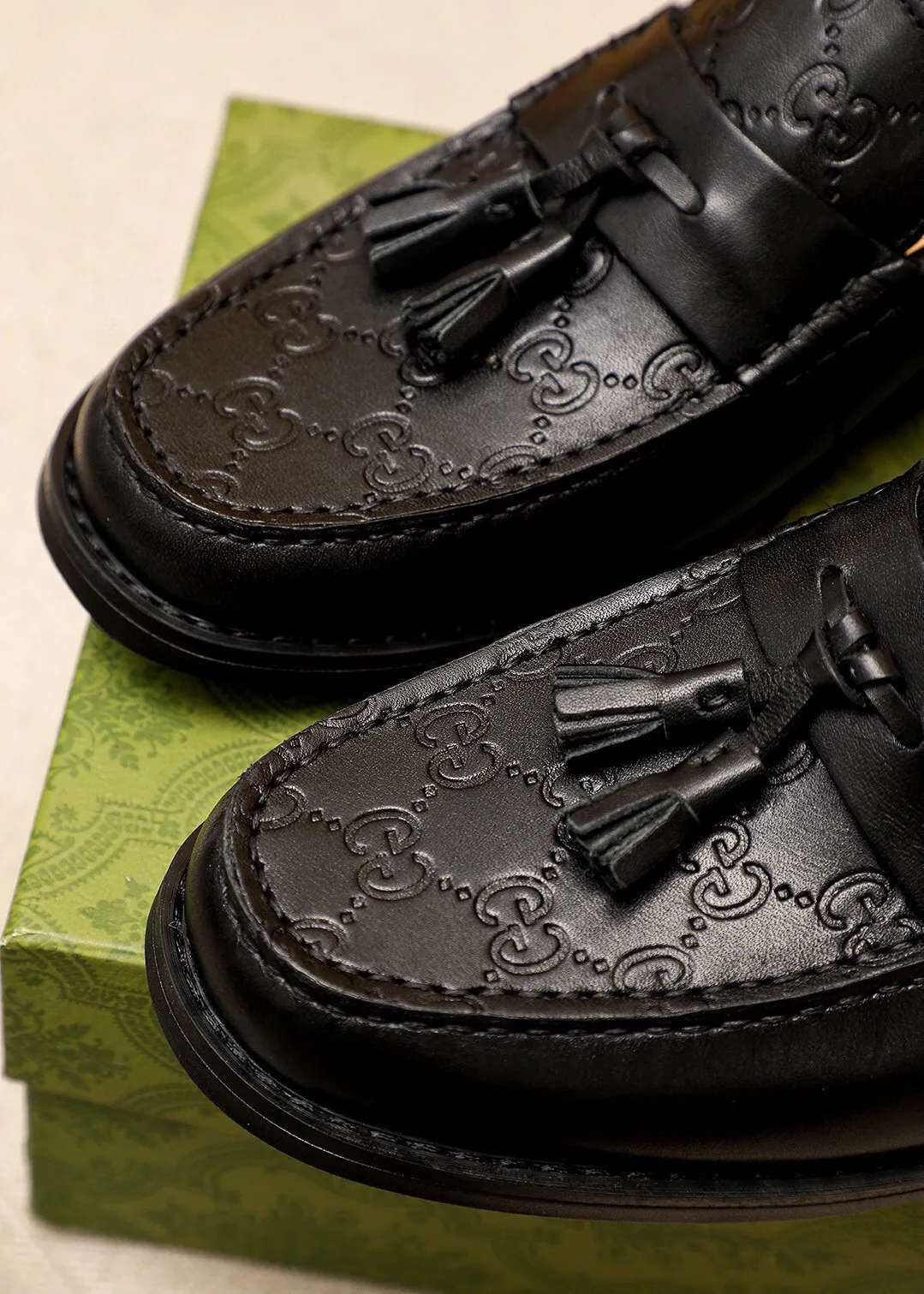 Men's shoes 💰480 💐 Product trademark: GUCCI "Gucci" casual leather shoes Regular size: 38-44 (45🉑️customized) Product materials: Selected imported first-layer calfskin embossed upper + luxury hardware buckle, imported water-dyed cow leather lining. Strong three-dimensional visual effect, combined outsole Color: 1⃣️color optional